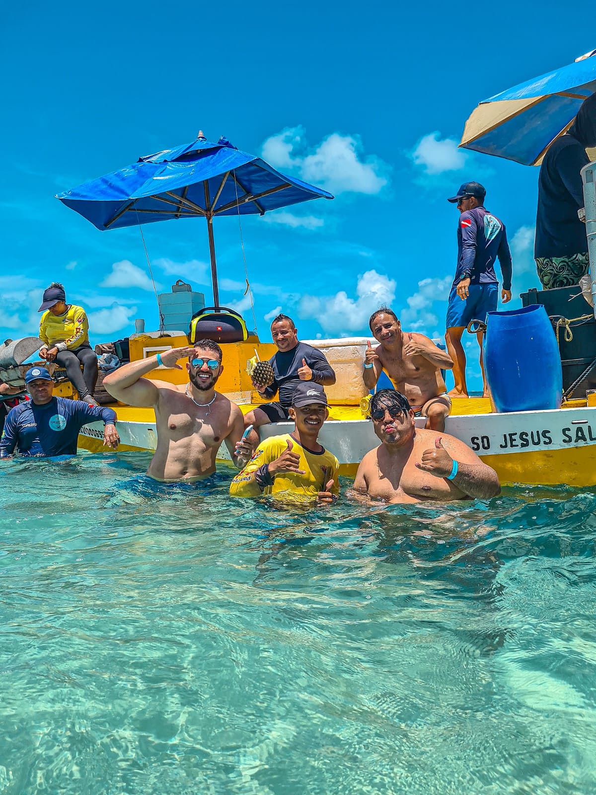 Turistas se divertindo na piscina natural de águas claras
